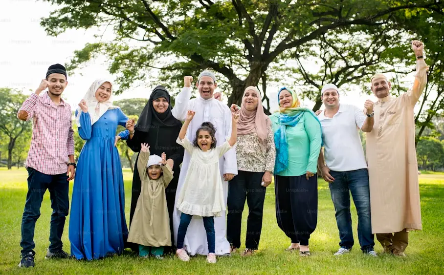 عائلة مجتمعة ومبتسمة في حديقة
